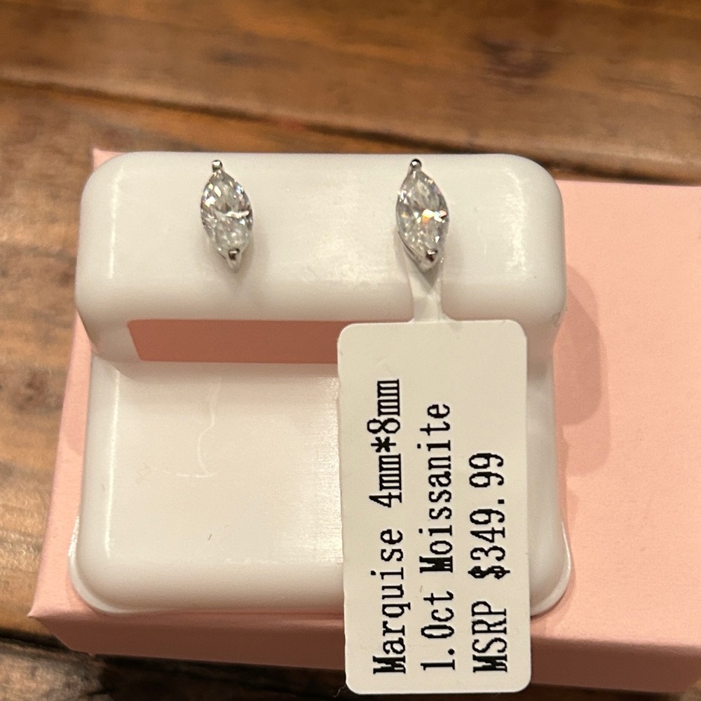Luxury Moissanite Diamond Marquise screwback stud earrings Retail $350‎